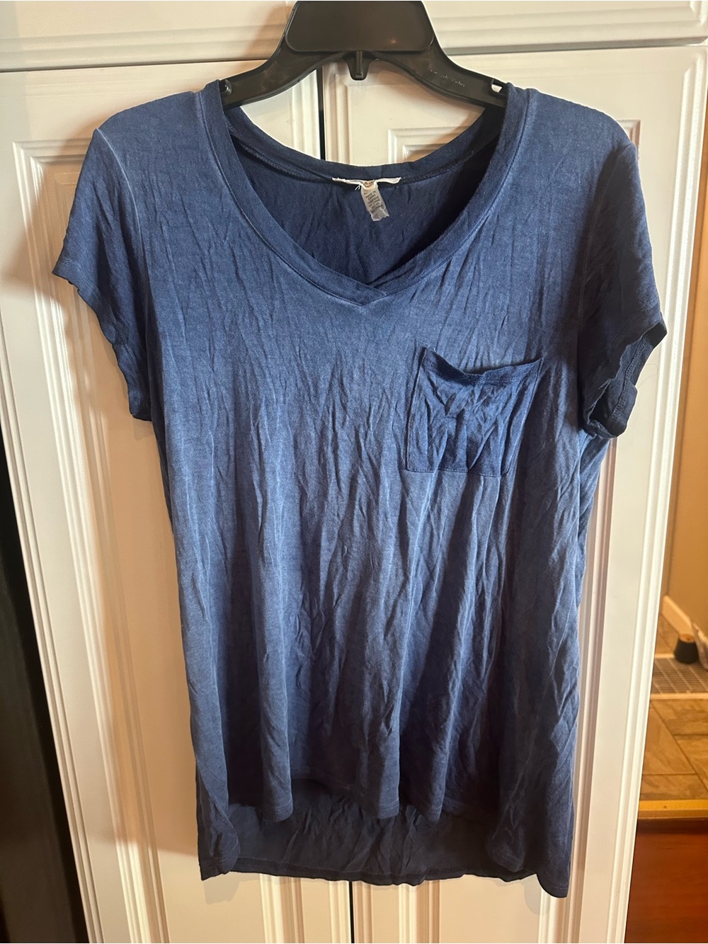 Cable & Gauge Studio Blue V-Neck Pocket Tee – Size Medium - Picture 2 of 4